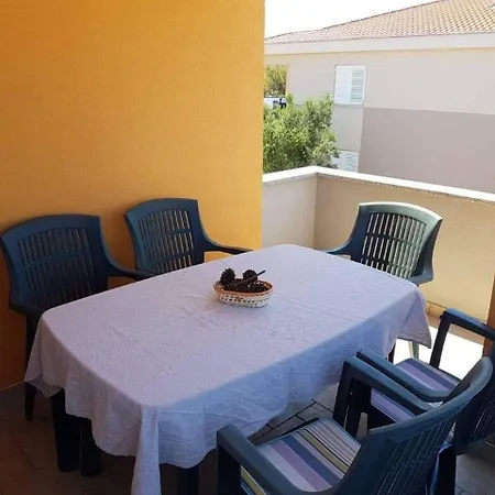 Ferienwohnung Fuer 4 Personen Ca 32 Qm In Privlaka, Dalmatien Norddalmatien Apartment